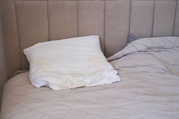 Budzisz się ze śliną na poduszce? Wiadomo, co oznacza ten objaw