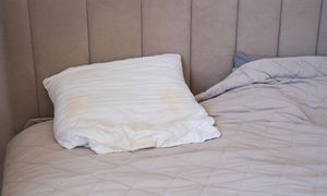 Budzisz się ze śliną na poduszce? Wiadomo, co oznacza ten objaw