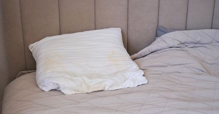 Budzisz się ze śliną na poduszce? Wiadomo, co oznacza ten objaw