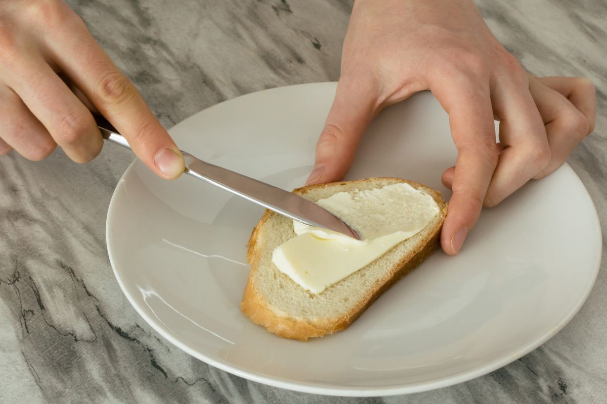 Jak szybko posmarować kanapkę masłem?