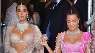 Do sieci trafiło zdjęcie Kim i Khloe Kardashian bez filtrów. Tak NAPRAWDĘ wyglądały na indyjskim weselu miliardera (FOTO)