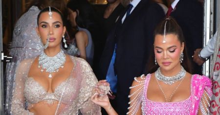 Do sieci trafiło zdjęcie Kim i Khloe Kardashian bez filtrów. Tak NAPRAWDĘ wyglądały na indyjskim weselu miliardera (FOTO)