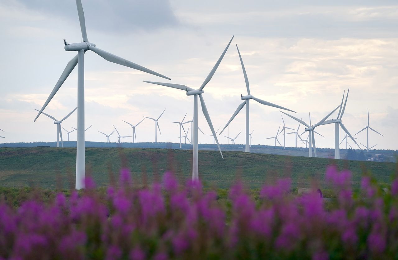 Farma wiatrowa w Irlandii. (fot. Andrew Milligan - PA Images)