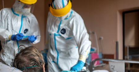 Omikron w Polsce. Lekarz o faktycznej liczbie zakażeń