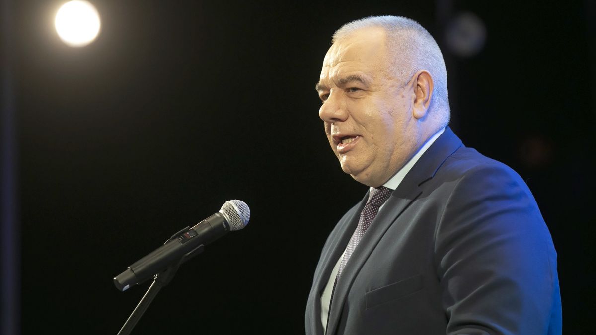 Jacek Sasin przekazał dziennikarzowi TVN osobliwy prezent.