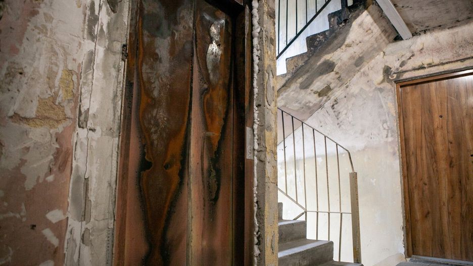 Mieszkańcy nadal czekają na dalsze prace porządkowe i remontowe. Najczęściej zgłaszanym problemem jest brak informacji dotyczącej planowanego malowania klatki schodowej, która wciąż nosi ślady pożaru i działań gaśniczych.
