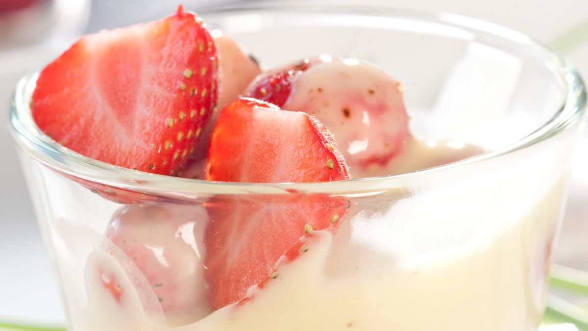 Wrzuć kilka truskawek, a deser będzie smakował jak z kawiarni