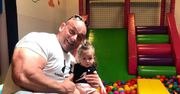 Robert Burneika świetnie się bawi. "Trenujemy biceps z córeczką"