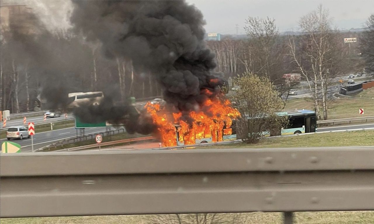 Utrudnienia na A4. Autobus stanął w ogniu