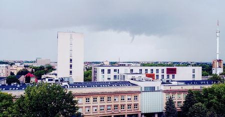W czwartek istnieje możliwość rozwoju burz z gradem i zalążkami trąb powietrznych