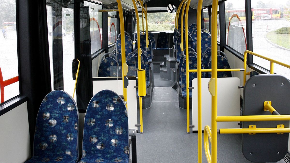 We Wrocławiu drzwi autobusu przytrzasnęły kobietę. Kierowca ciągnął ją za pojazdem
