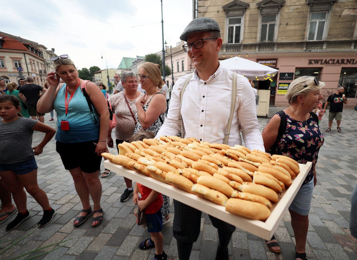 22.06.2024 LUBLIN PLAC LOKIETKA DZIEN CEBULARZA W LUBLINIE. DO DEGUSTACJI CEBULARZY Z LUBELSKICH PIEKARNI USTAWILA SIE DLUGA KOLEJKA DZIEN SWIETO CEBULARZ DEGUSTACJA FOT. MALGORZATA GENCA / POLSKA PRESS