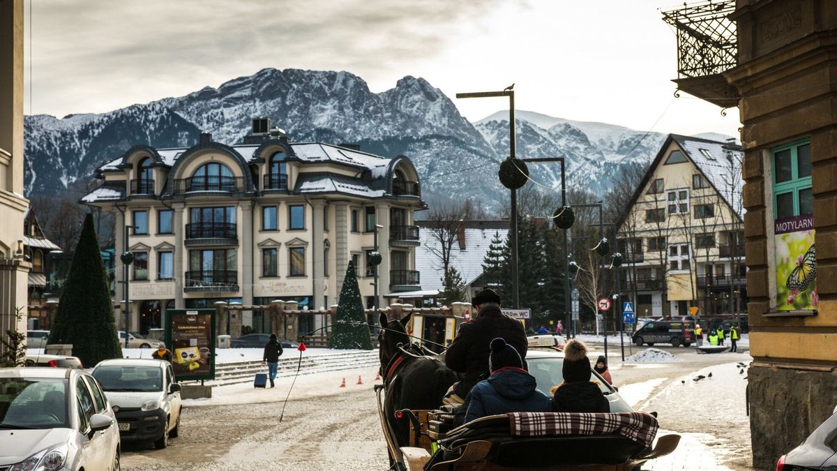 Zakopane - ferie zimowefot. Michal Wozniak/East News20.01.2024Zakopane, woj. Malopolskien/z: Krupowki. Hotel. Goralski woz z konmi.MICHAL WOZNIAK