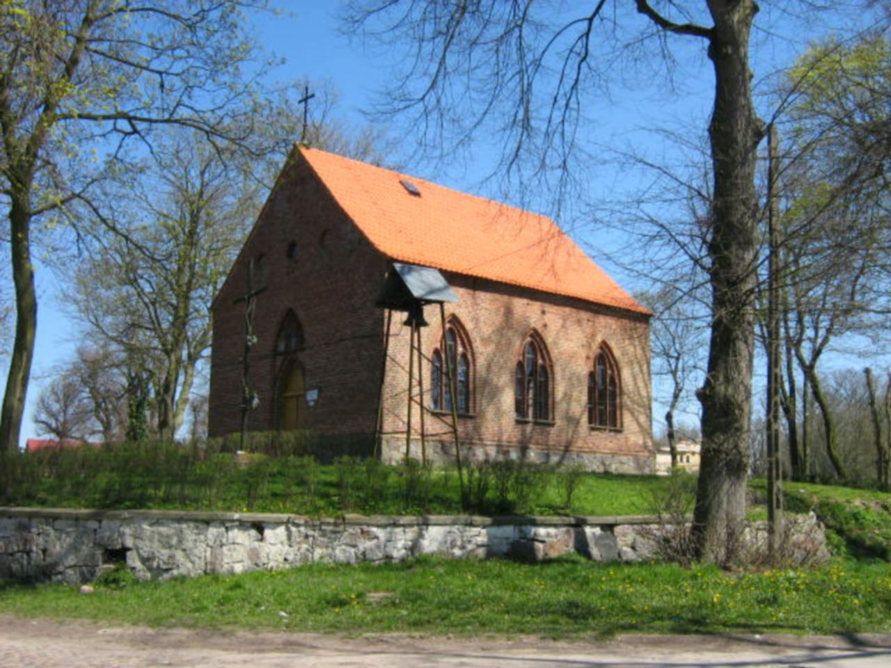 Kościół w Wiejkowie wzniesiony na kurhanie Haralda Sinozębego