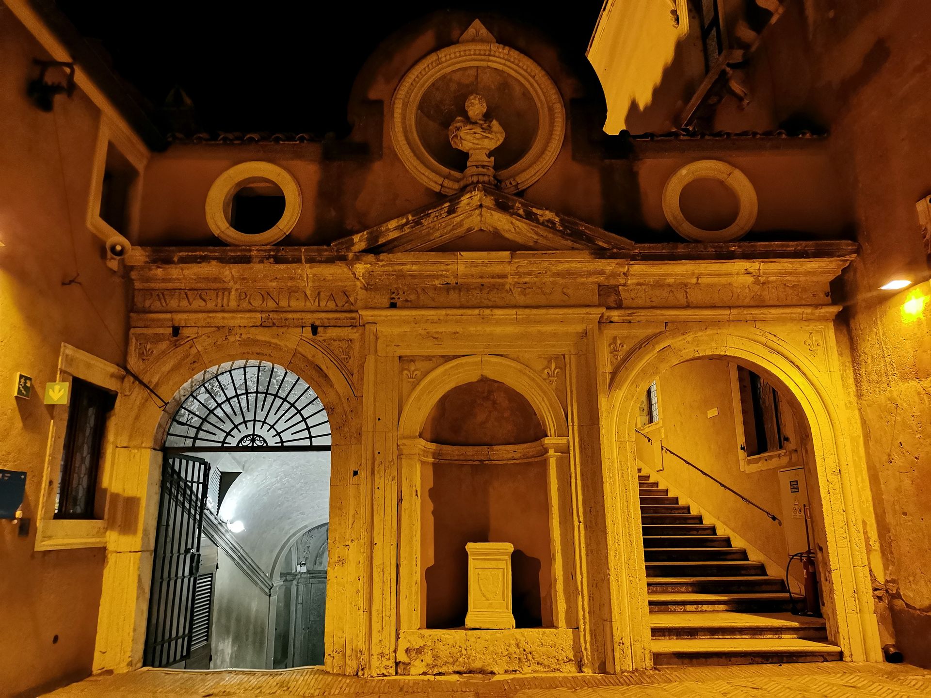 Imponująca budowla kryje tajemnicze wnętrza