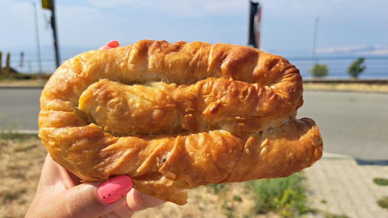 Burek – bałkańska przekąska, której smak cię zachwyci!