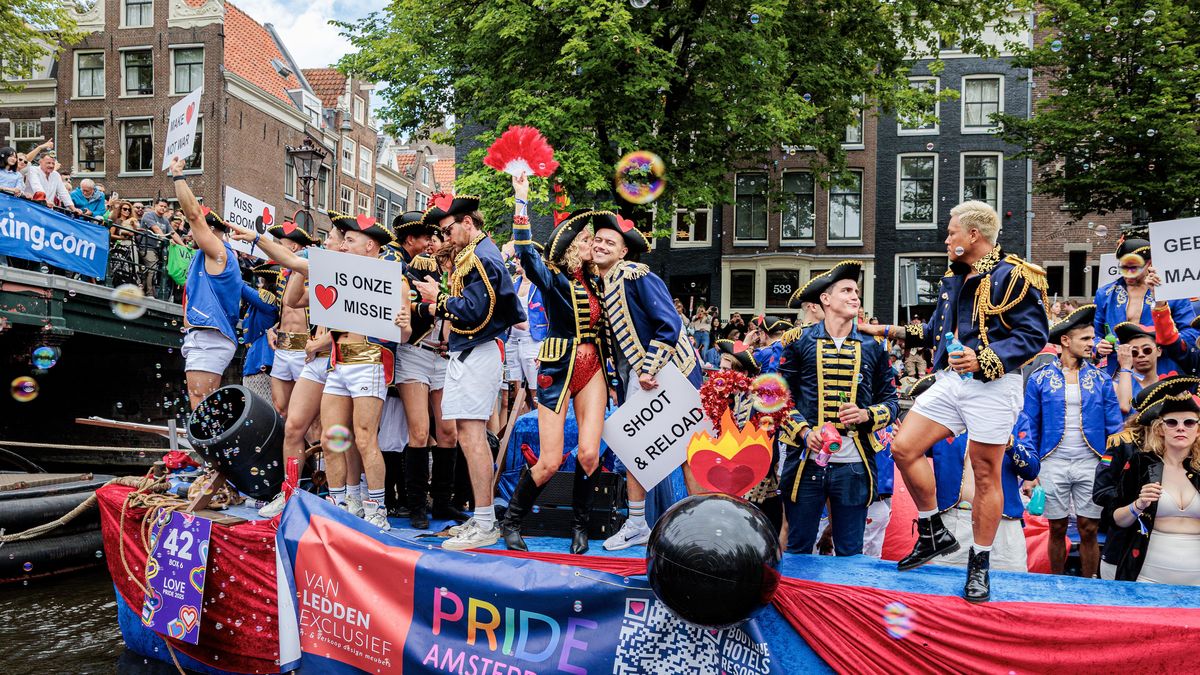 Boat number 42 (Love Soldiers - Make Love not War) takes part in the Canal Parade in Amsterdam, The Netherlands, 02 August 2025. The parade, which features eighty vessels, is a highlight of the annual Amsterdam Pride. EPA/RAMON VAN FLYMEN Dostawca: PAP/EPA.