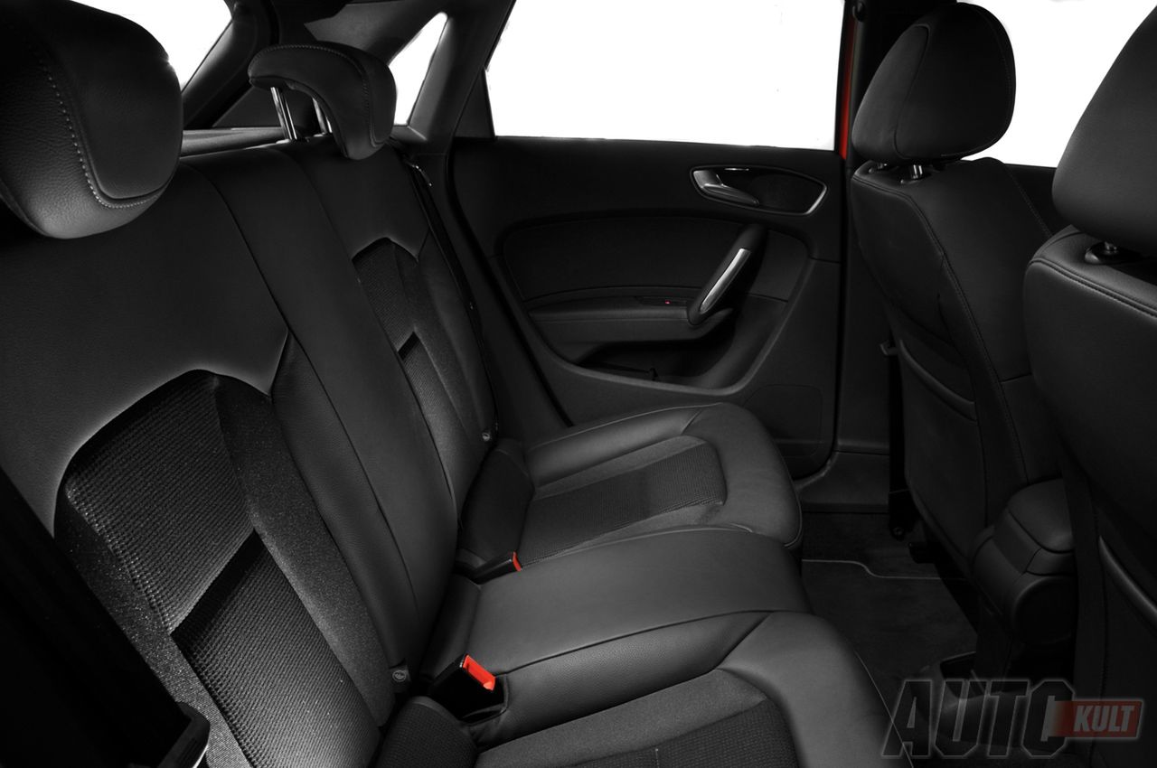 Audi A1 Sportback Ambition S-Line wnętrze interior kanapa back seats