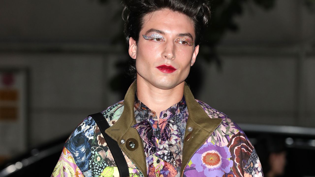 Ezra Miller został aresztowany za napaść. Wytwórnia podjęła decyzję w jego sprawie