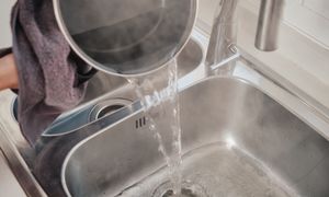 Wlewasz wrzątek do zlewu? Hydraulik radzi uważać na jedno