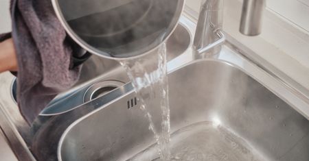 Wlewasz wrzątek do zlewu? Hydraulik ostrzega przed jednym