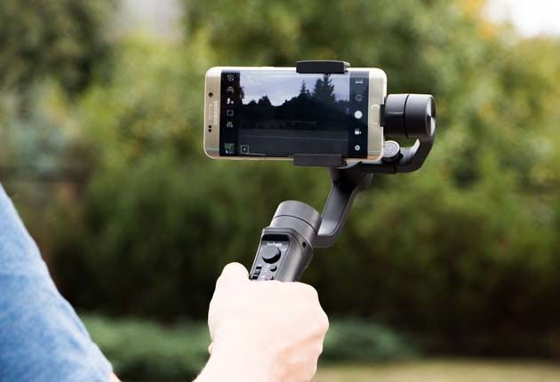 Hohem iSteady Mobile - gimbal z zamontowanym telefonem
