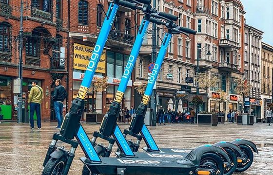Operator hulajnóg ukarany przez UOKiK. Sprzedawał subskrypcję, sugerując, że to opłata za jeden przejazd