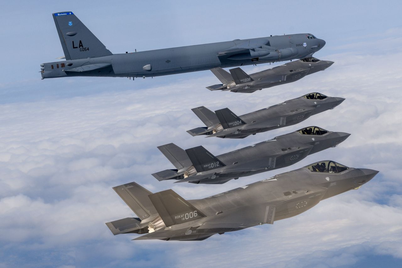 B-52H of the United States Air Force (at the top) flying with F-35A fighters of the South Korean Air Force - illustrative photo