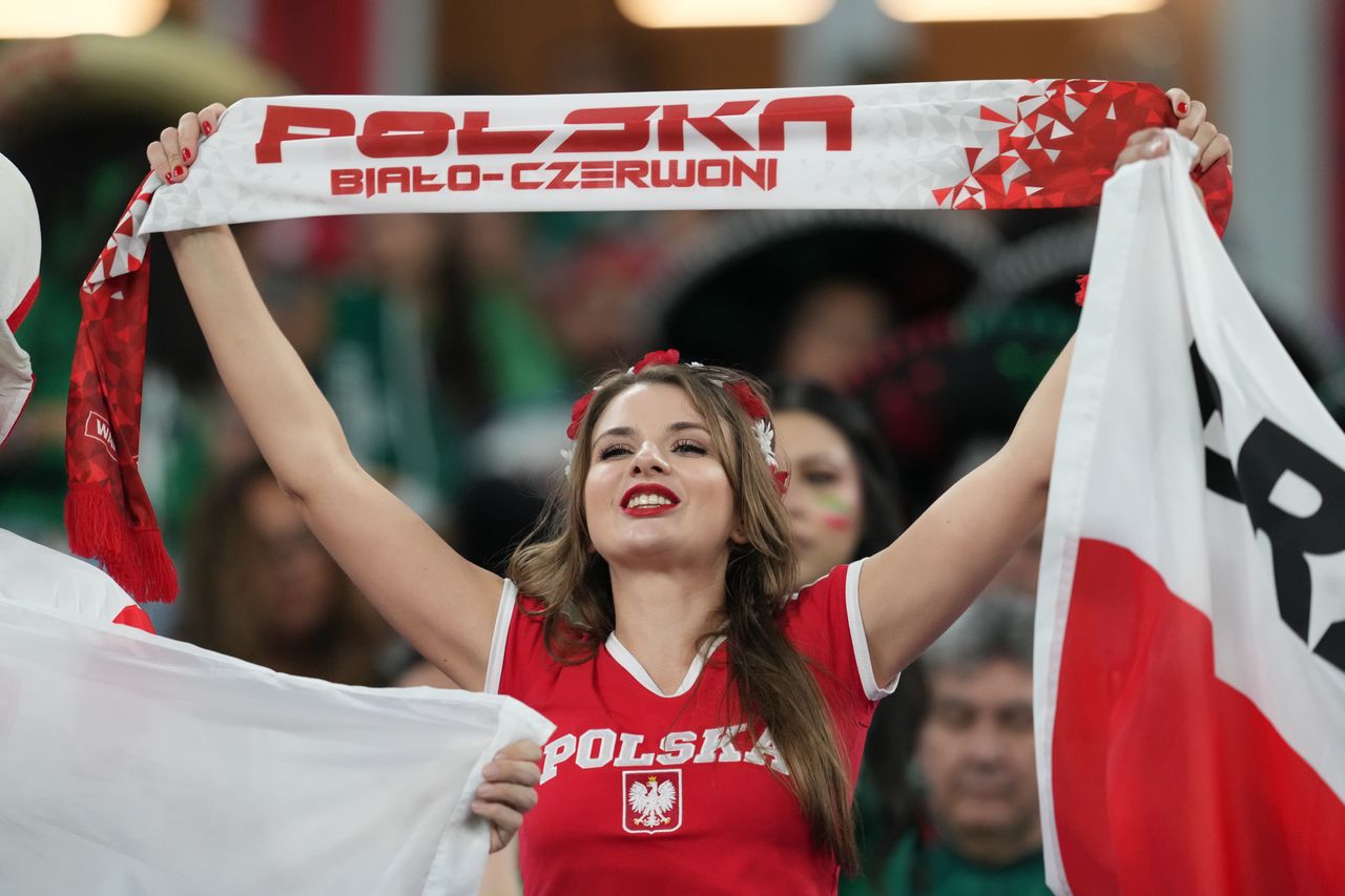 Kibicka Polski przykuła uwagę fotoreporterów