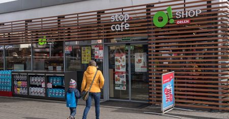 Promocje na dzień kobiet. Orlen da tańszą kawę i doleje płyn, specjalne oferty Biedronki i Lidla