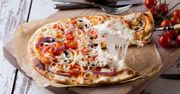 Domowa pizza z pieczarkami, oliwkami i serem