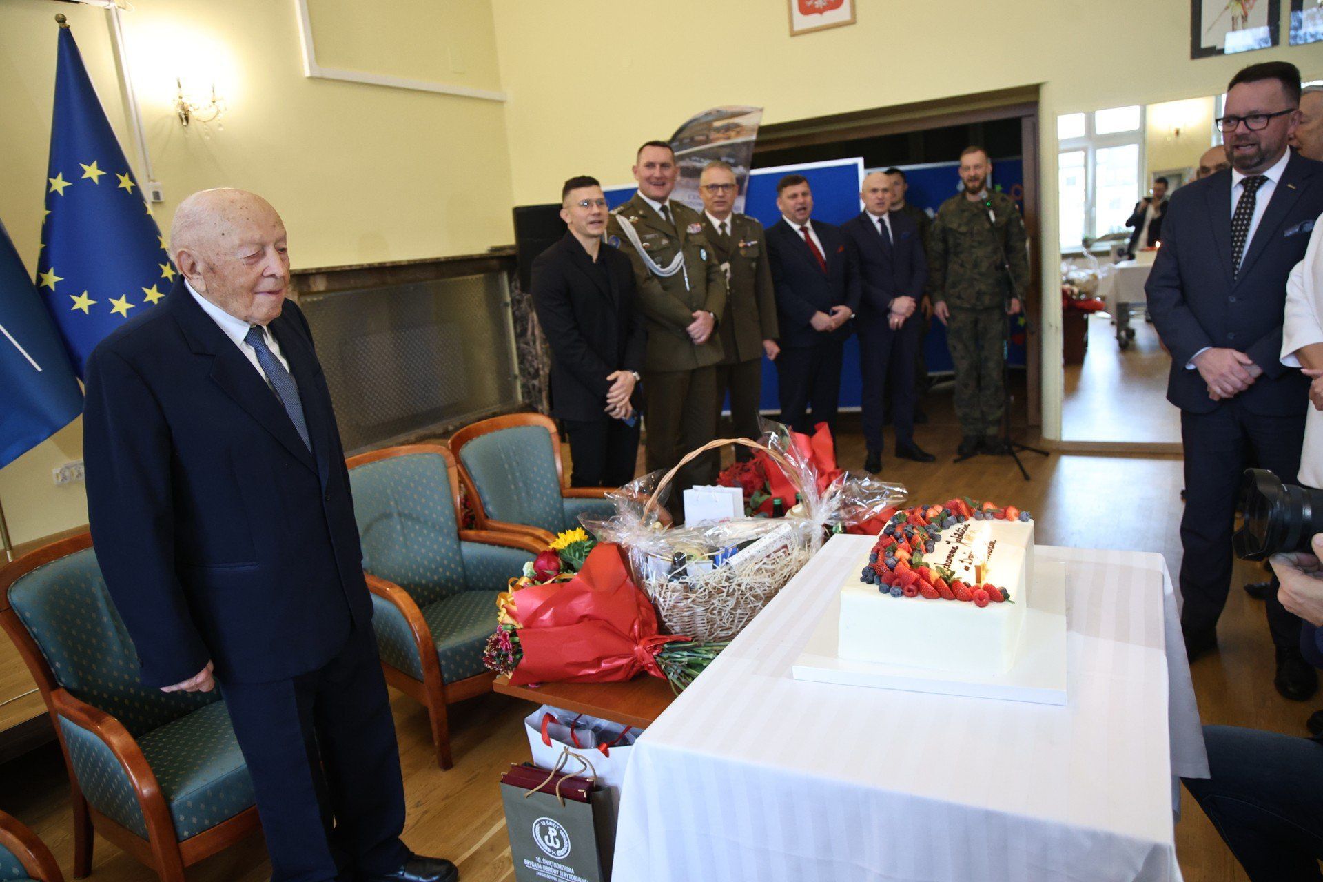 Choć nie pali i nie pije, pan Mieczysław na odrobinę alkoholu pozwala sobie przy tak wyjątkowych okazjach, jak własne urodziny.