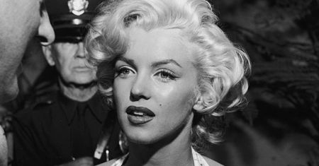 "Tajemnice Marilyn Monroe". Dokument Netfliksa odsłania nowe fakty w sprawie ŚMIERCI gwiazdy. "ZMARŁA W KARETCE"