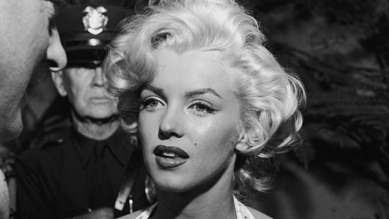 "Tajemnice Marilyn Monroe". Dokument Netfliksa odsłania nowe fakty w sprawie ŚMIERCI gwiazdy. "ZMARŁA W KARETCE"