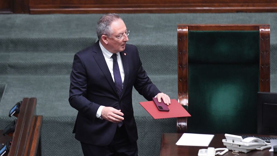 Warszawa, 17.01.2024. Minister kultury i dziedzictwa narodowego Bartłomiej Sienkiewicz na sali obrad Sejmu w Warszawie, 17 bm. Sejm w drugim dniu posiedzenia ma zająć się m.in. wnioskiem PiS o wyrażenie wotum nieufności wobec ministra Sienkiewicza. (jm) PAP/Piotr Nowak