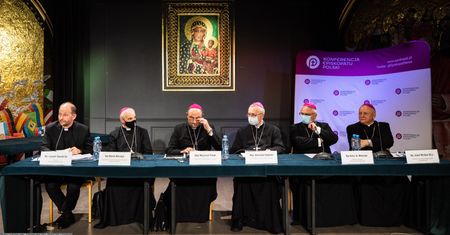 LGBT. KEP tłumaczy się ze swojego stanowiska ws. terapii dla osób "pragnących odzyskać naturalną orientację płciową"