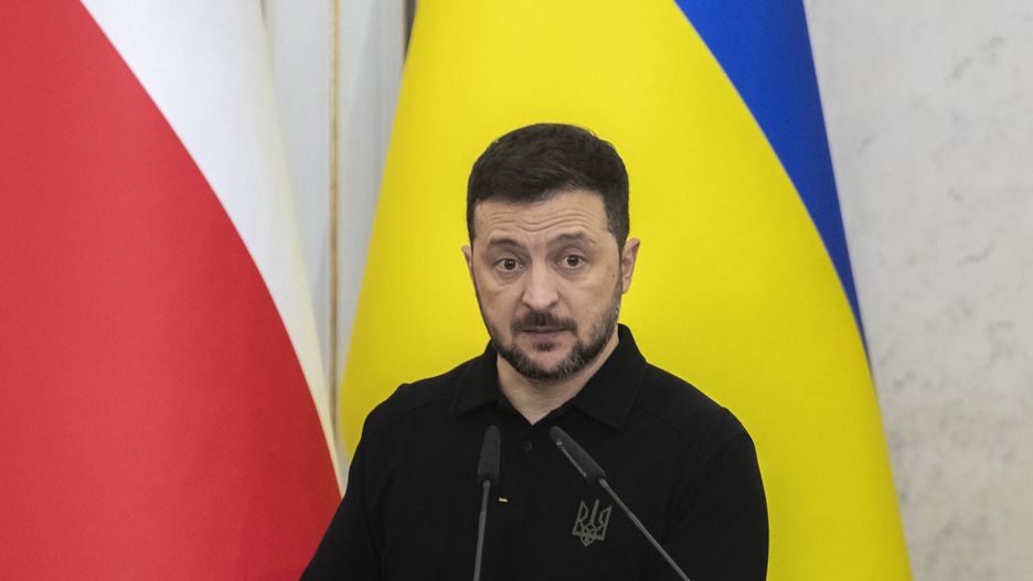 Ukrainian President Volodymyr Zelensky speaks at a joint press conference with Polish Prime Minister Donald Tusk (not seen) after their meeting in the Western Ukrainian city of Lviv, Ukraine, 17 December 2024. Donald Tusk arrived in Western Ukraine with a surprise visit to meet with top Ukrainian officials amid the ongoing Russian invasion. EPA/MAXYM MARUSENKO Dostawca: PAP/EPA.