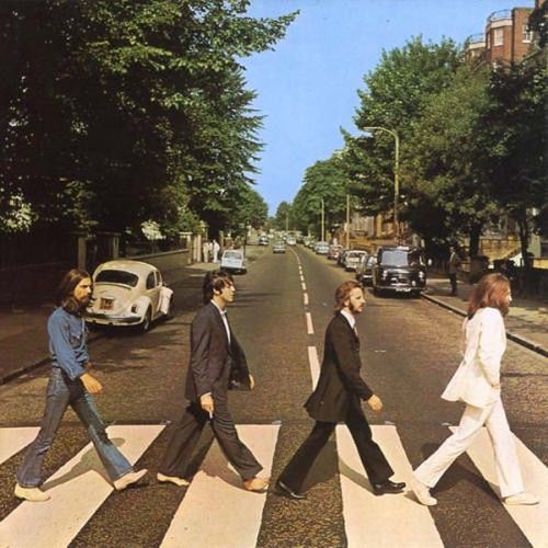 10 The Beatles: Abbey Road (1969). Nazwa albumu pochodzi od nazwy ulicy, przy której zespół nagrywał tę płytę. Konsekwentnie zdjęcie zostało zrobione na tej samej ulicy. Fotograf Iain McMillan miał 10 minut, żeby je wykonać. Fotografia jest perfekcyjnie symetryczna, tylko Paul McCartney (drugi od lewej) pomylił nogi, no i nie założył butów, do tego pali papierosa. To był chyba kiepski dzień dla Paula, ale świetny dla McMillana. Dziesięć minut pracy pod ciśnieniem i sława po wsze czasy.