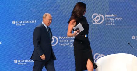 Powiedział to do dziennikarki. Putin w ogniu krytyki