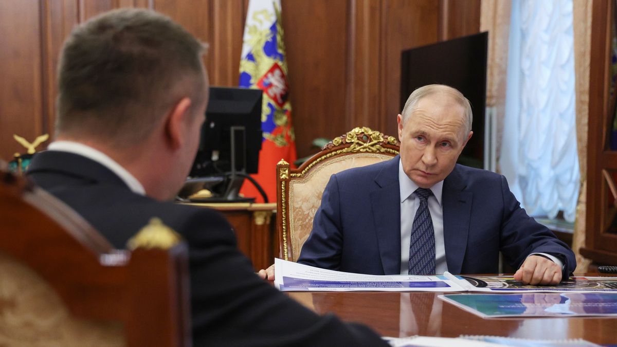 Russian President Vladimir Putin (R) meets with Russian transport minister Andrey Nikitin (L) at the Kremlin in Moscow, Russia, 15 June 2026. EPA/VYACHESLAV PROKOFYEV / SPUTNIK / KREMLIN POOL MANDATORY CREDIT Dostawca: PAP/EPA.