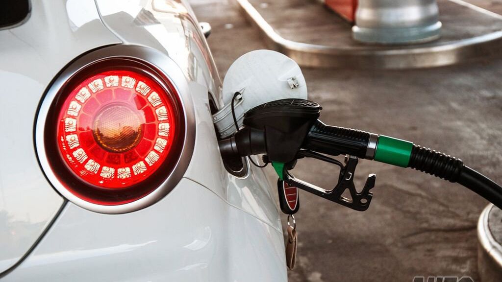 Karty paliwowe pozwalają na proste rozliczanie się z tankowania pojazdu służbowego