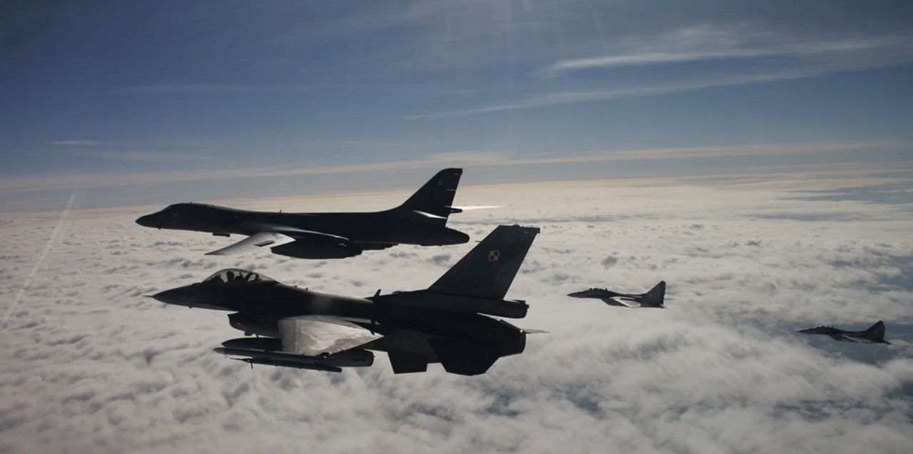 Polscy piloci F-16 eskortowali amerykański bombowiec B-1B. Mariusz Błaszczak komentuje