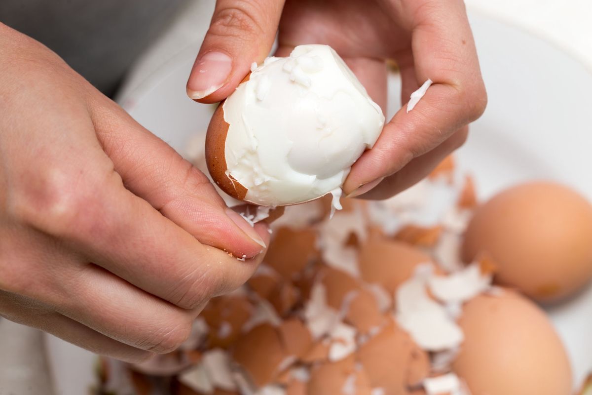 Obieranie jajek bywa trudne, gdy jajko jest wyjątkowo świeże