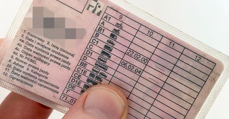 Obcokrajowiec w Polsce - na jakich zasadach może jeździć po drogach publicznych?