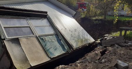 Katastrofa budowlana w Karczemkach. Osunął się jeden z domków działkowych
