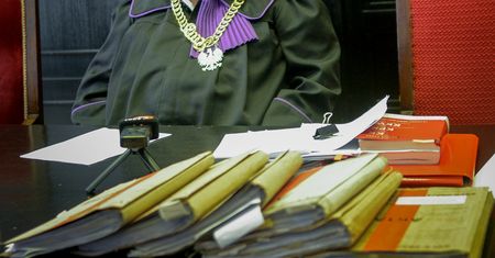Ceniony historyk podrobił faktury na miliony złotych. Sąd zdecydował