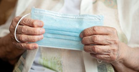 Koniec z przyłbicami i szalikami. Jakie maseczki będą dozwolone?