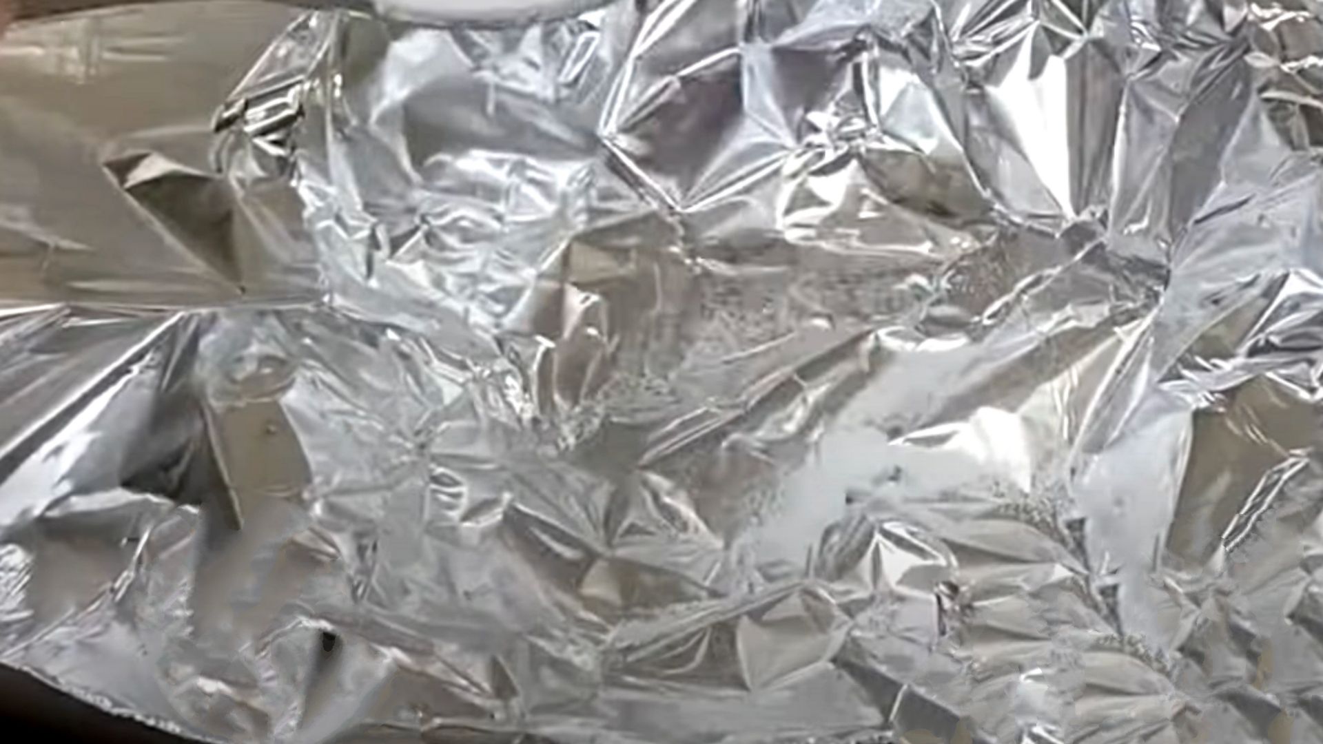 Samo pieczenie w folii aluminiowej i rękawie nie jest szkodliwe, o ile korzystamy z nich rozsądnie.