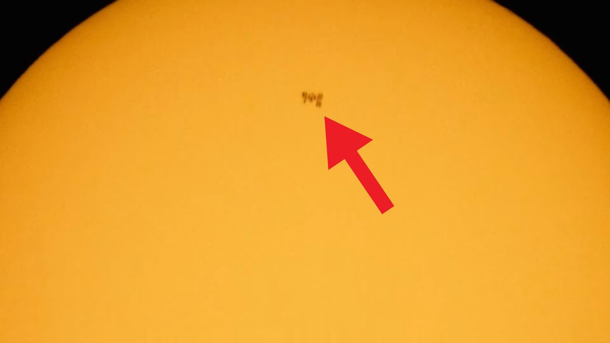 Na tym filmie widać spacer kosmiczny. ISS została nagrana z Ziemi 1