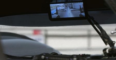 Wyświetlacz AMOLED jako lusterko wsteczne w wyścigowym Audi R18